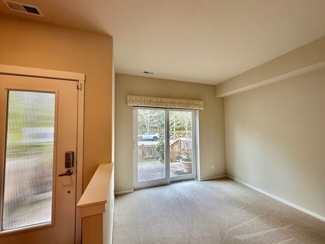 Building Photo - 2Bd/1.75Ba Issaquah Townhouse