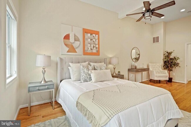 Foto del edificio - 468 Ridge St NW