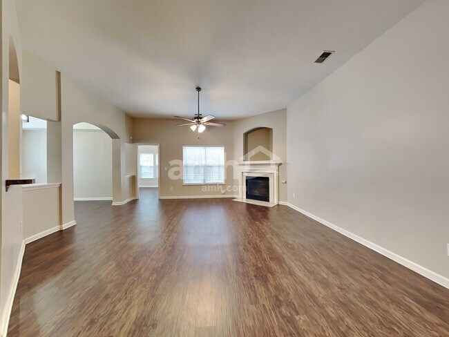 Building Photo - 204 Hollytree Cir