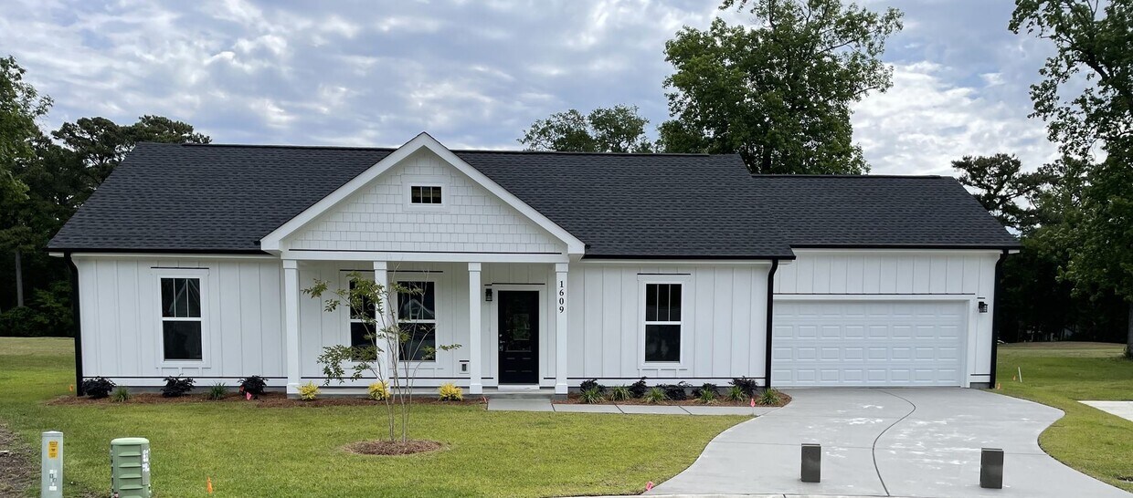 Foto principal - 3 Bedroom 2 Bathroom New Construction Hous...