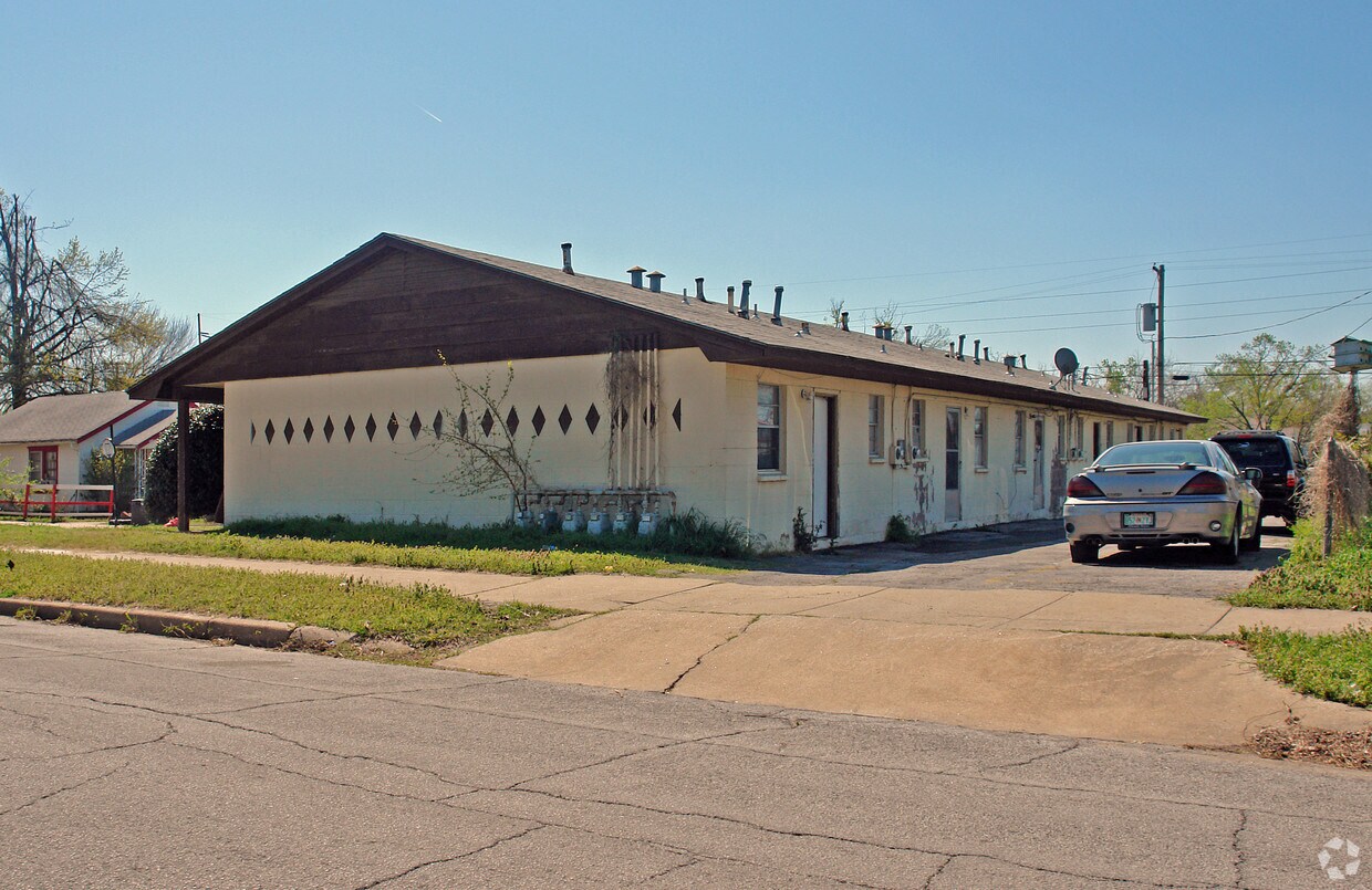 Building Photo - 212 S Gillette Ave