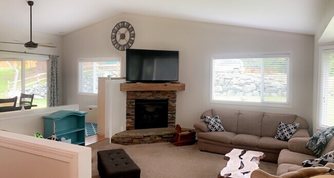 Building Photo - 402 Arrowhead Ln