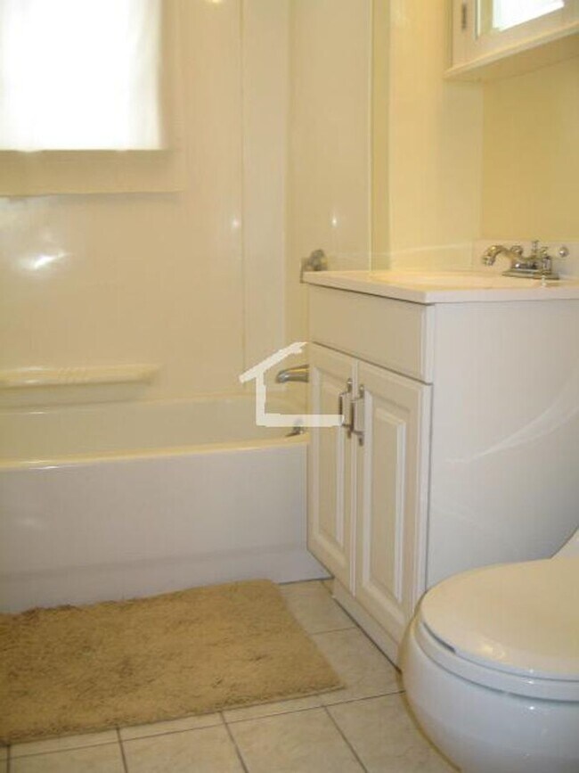 Foto del edificio - Renovated 3 Bed w/ Walk-In Closet, Street ...