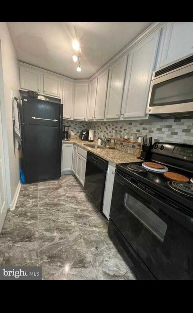 Kitchen - 8622 Village Sq