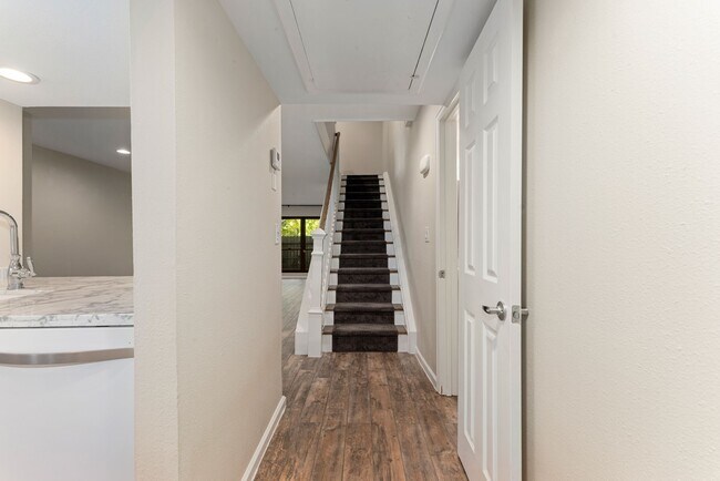 Foto del edificio - 6453 Bayou Glen Rd