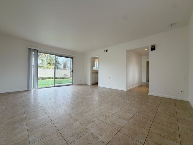 Building Photo - Experience the perfect blend of comfort and convenience