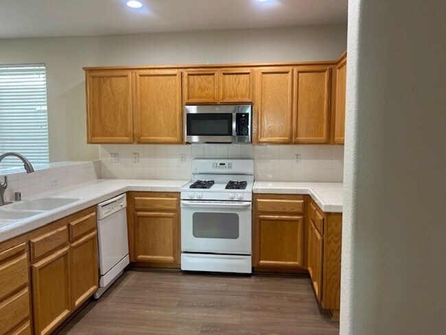 Foto del edificio - Single-Story 4 Bedroom House for Rent – El...