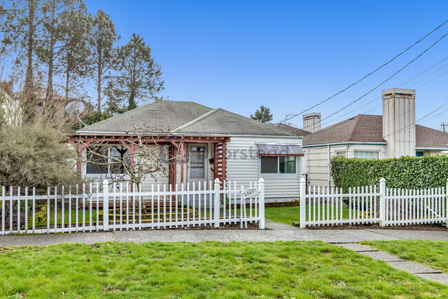 Building Photo - 5907 SW Admiral Way