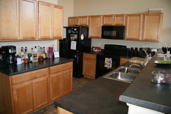 Building Photo - Beautiful 3 bedroom home available with mo...