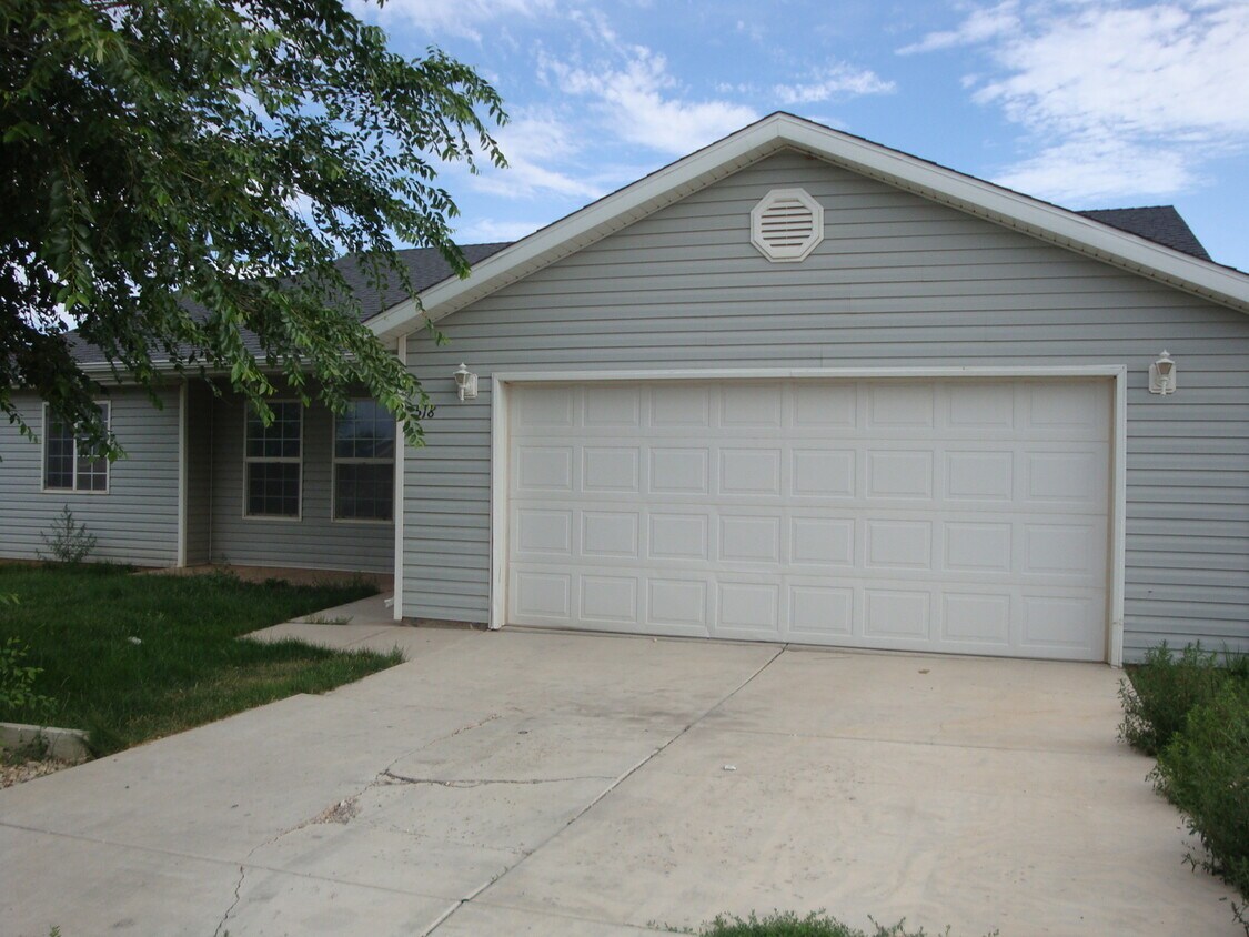 Foto principal - 3 bed 2 bath - Single Family Home - Pet Fr...