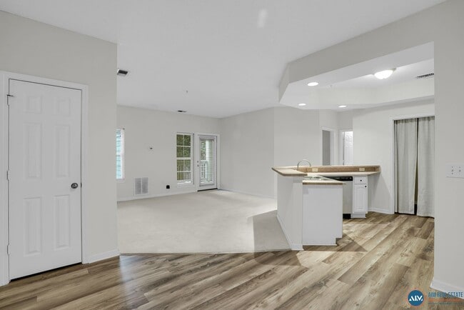 Building Photo - 1BR / 1BA Condo in Gated Summer House Comm...