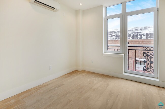 Foto del edificio - 1004 Gates Ave