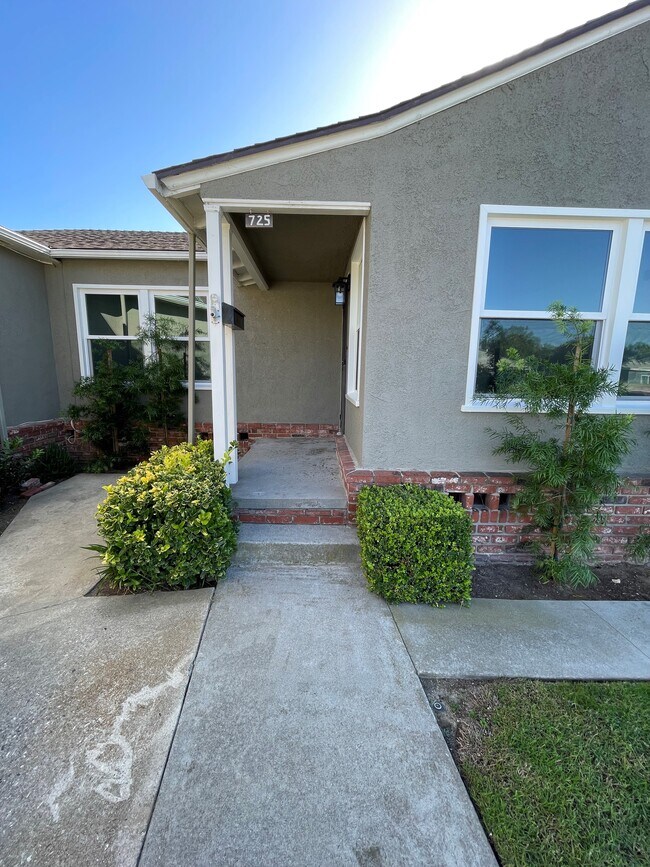 Front Door Entry - 725 Pine Dr