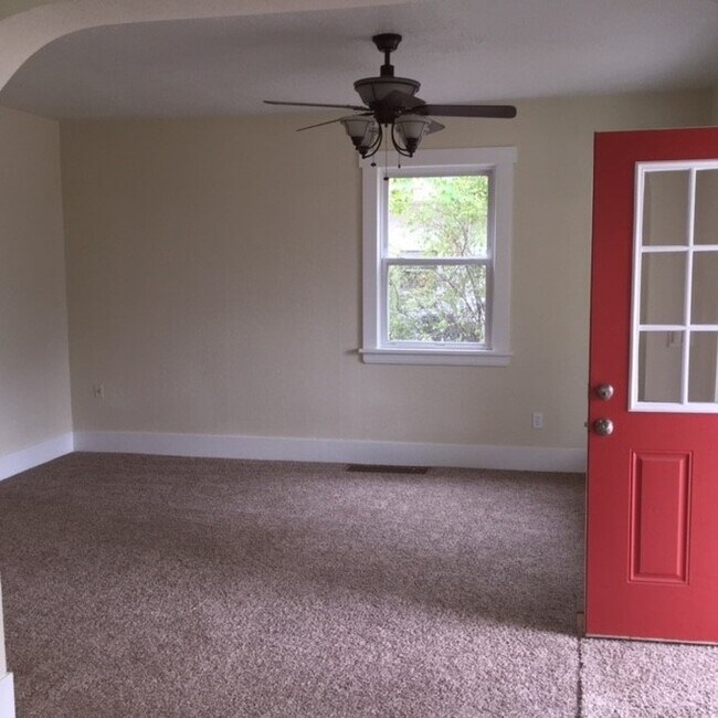 Building Photo - Large 4 Bed House with Fenced Yard