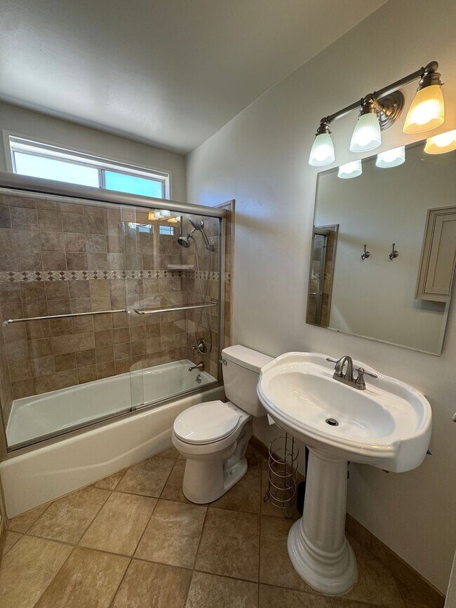 Foto del edificio - Light-Filled Home with Resort-Style Backyard in Thousand Oaks