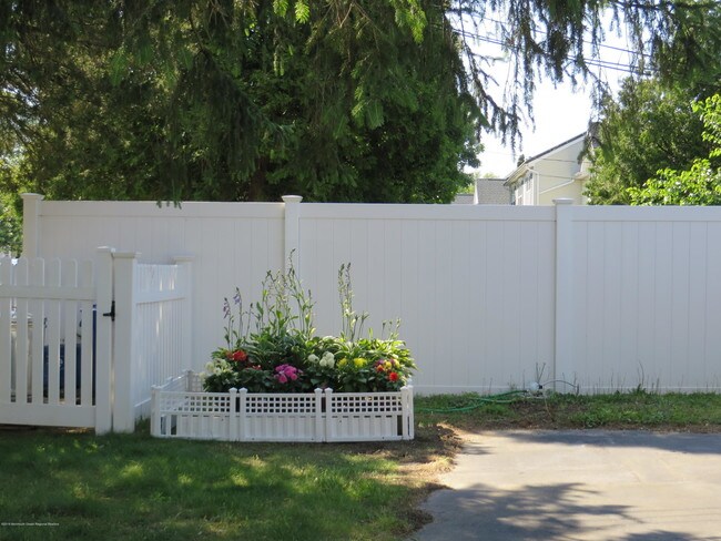 Building Photo - 604 Harris Ave