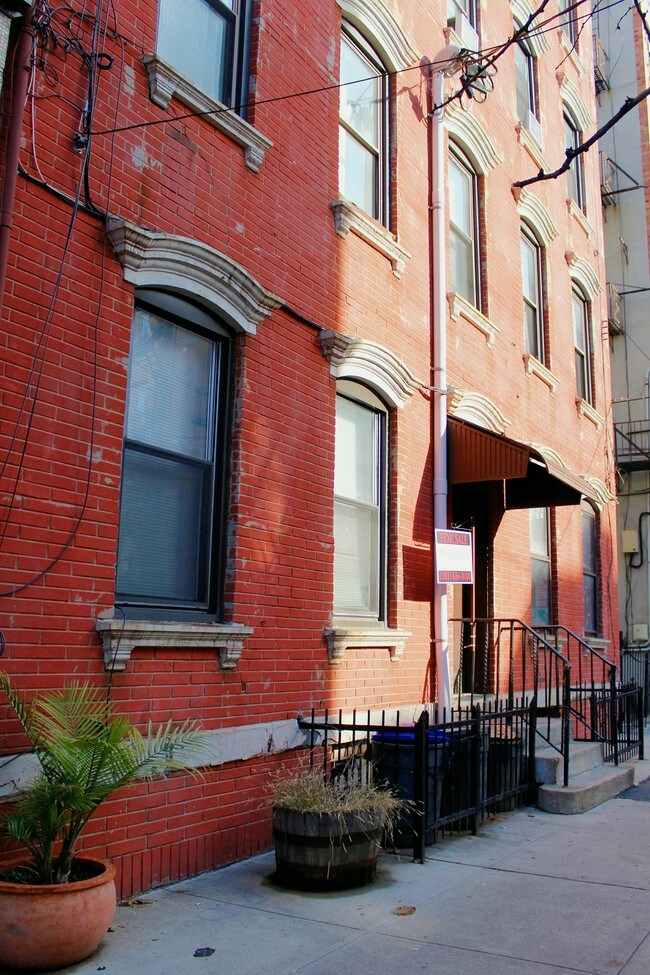 Building Photo - 258 3rd St