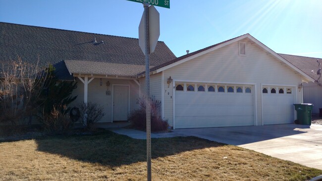 Building Photo - 3 Bedroom 2 1/2 Bath 3 garage