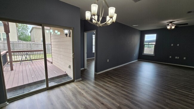 Building Photo - Northeast Crossing beauty 3 Bedroom 2 Bath...