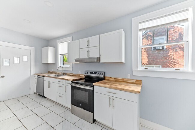 Foto del edificio - Charming Brick Home with Detached Garage i...