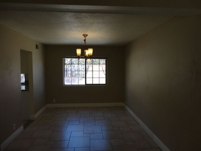 Building Photo - Nice 3 + 2.5 + Loft View Home Santa Clarita