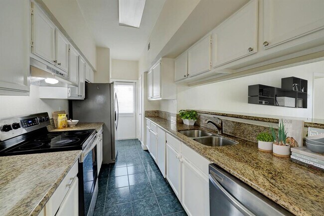 Building Photo - 2425 Augusta Dr