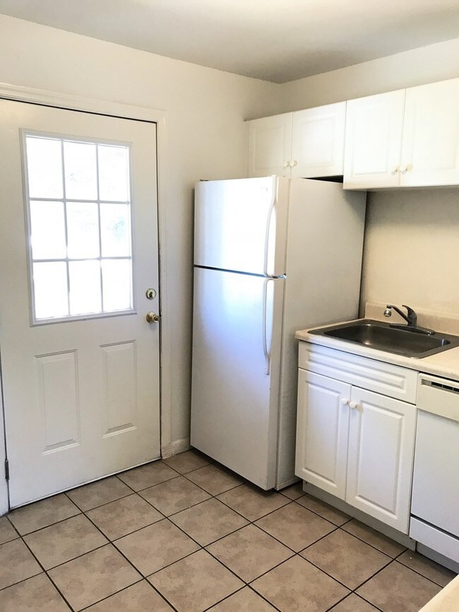 Building Photo - 2 bedroom 1 bath Condo in North Tampa