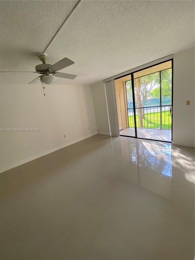 Foto del edificio - 8015 SW 107th Ave