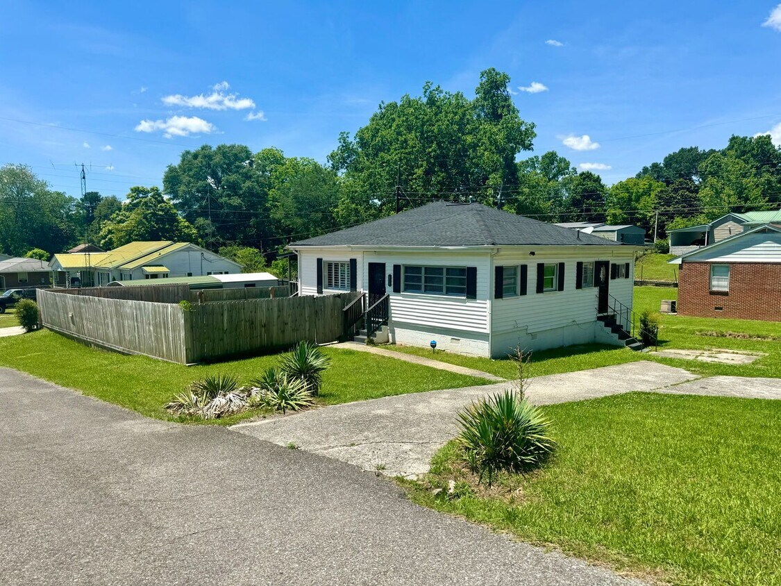 Foto principal - Charming 2 Bed, 1 Bath Home with Private P...