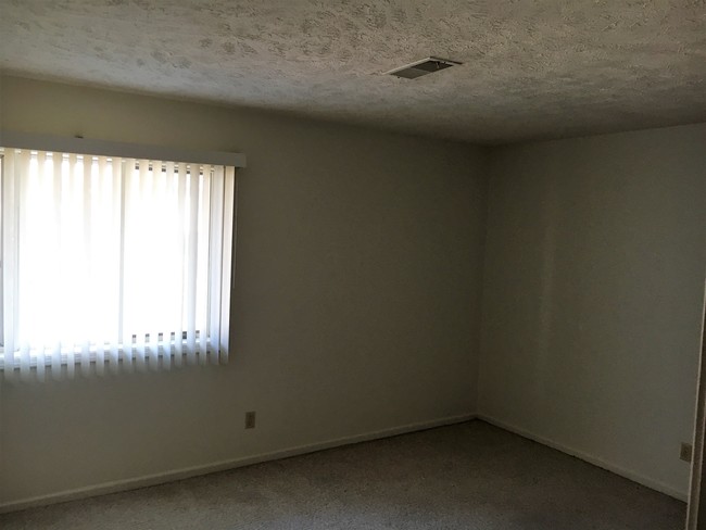 bedroom - 109 E 10th St