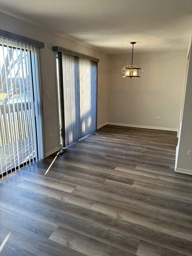 Building Photo - 947 Cross Creek Dr N