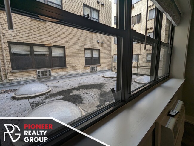 Foto del edificio - 456 W Barry Ave