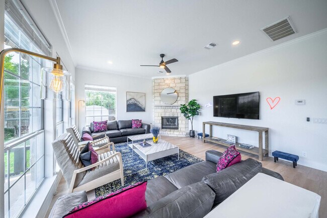 Foto del edificio - 8902 Feather Hill Rd