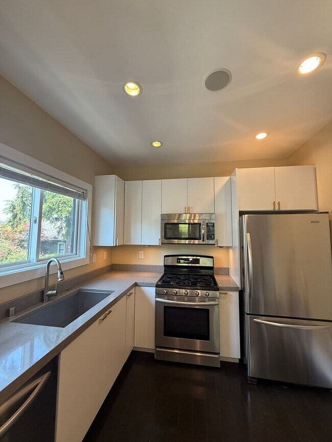 Building Photo - Fabulous Queen Anne Home with LOTS of EXTRAS!