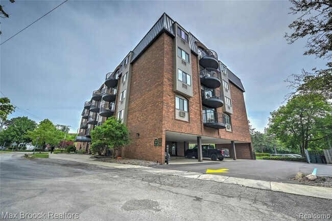 Foto del edificio - 35300 Woodward Ave