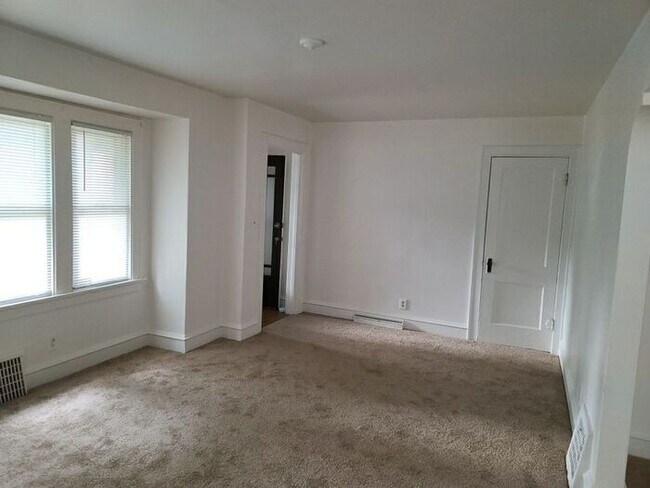 Building Photo - Lower Duplex