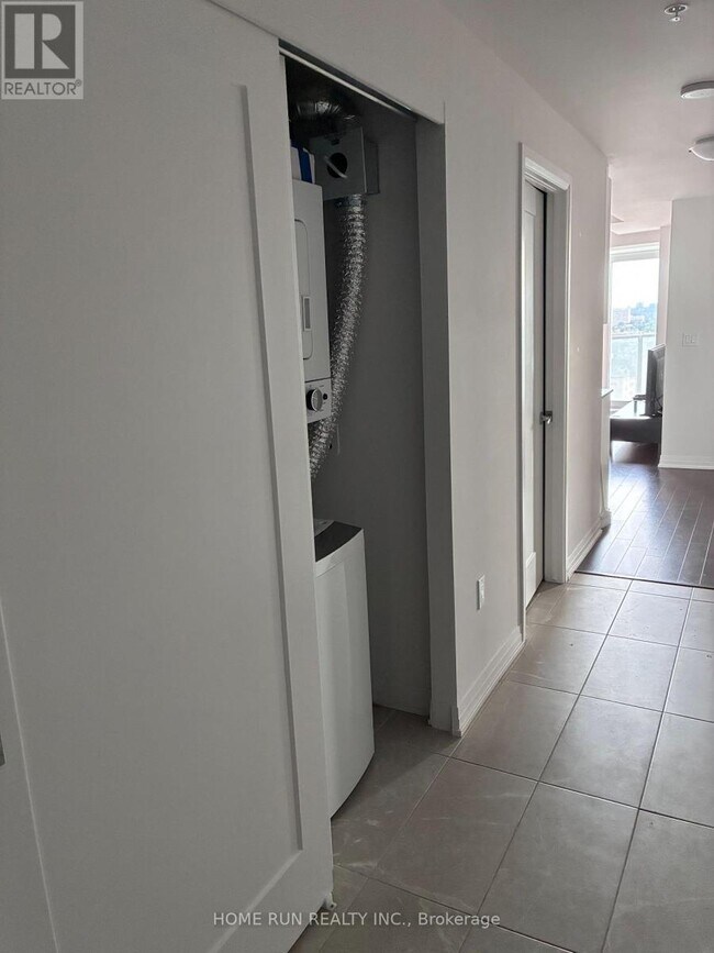 Photo du bâtiment - 805-1805 Carling Ave