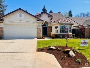 Building Photo - 10284 N Sierra Vista Ave