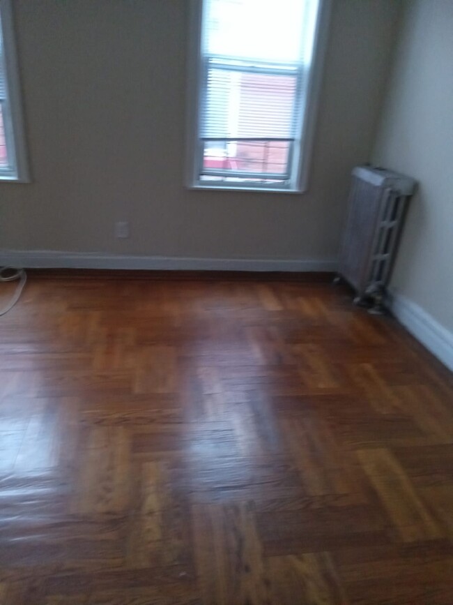 Foto del edificio - 1136 White Plains Rd