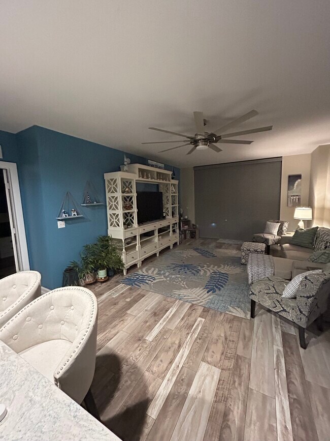 Building Photo - 3000 Oasis Grand Blvd