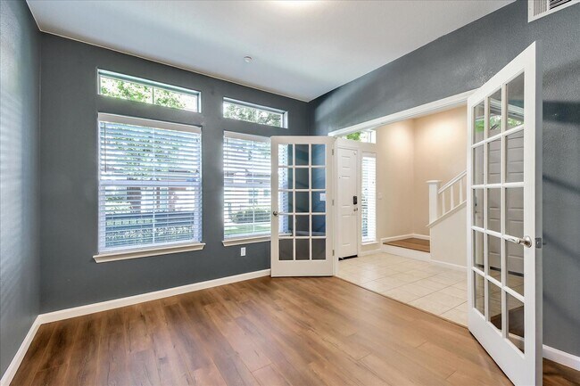 Building Photo - Luxury 3 Bedroom Townhouse w/ Office space