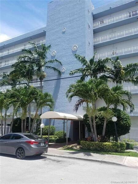 Foto del edificio - 677 NE 24th St