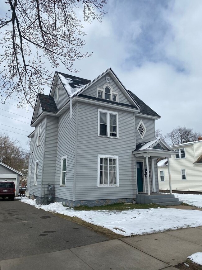 406 Garfield Ave Unit Lower Apartment, Wausau, WI 54401 Room for Rent
