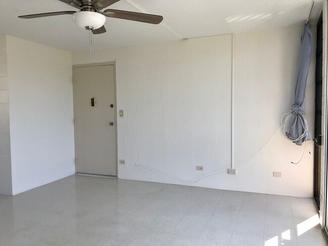Building Photo - 2/2/1 with Den/3rd Bedroom (Elec, Water, Sewer, Hot Water, Gas Included in Rent!)