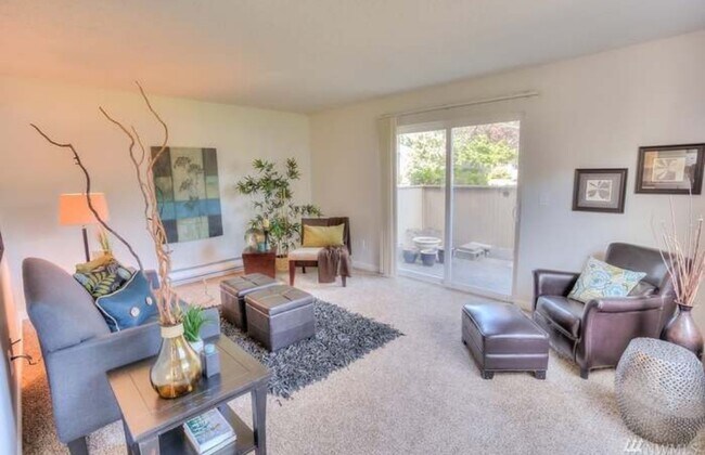 Large living room with plenty of light - 6012 N 15th St