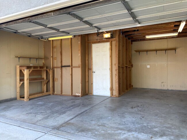 Foto del edificio - 3 bedroom 2 bathroom home located in a gat...