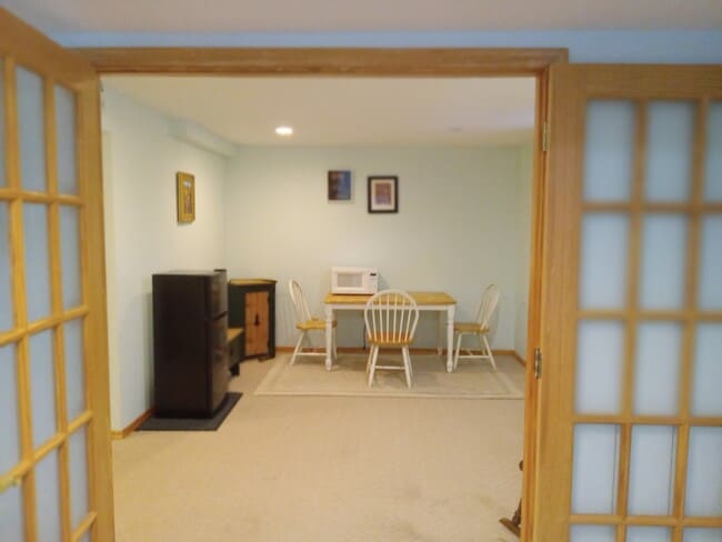 eating area - 883 Park Knoll Dr