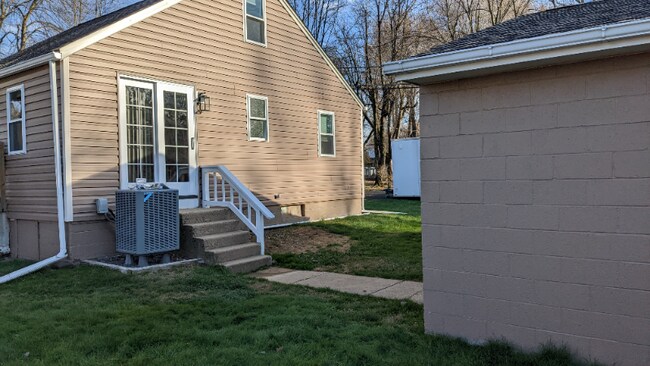 Foto del edificio - 2425 E Ave