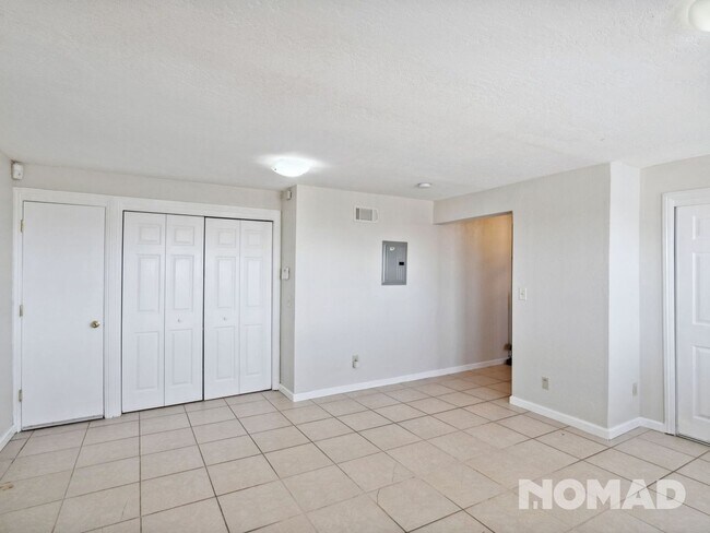 Building Photo - 6636 Outlook Ave