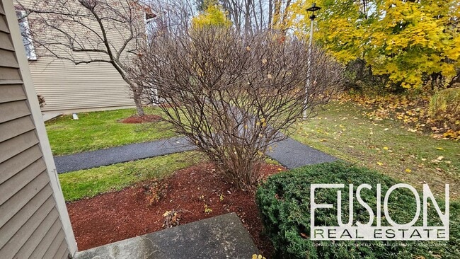 Building Photo - Bright, Spacious End-Unit Townhome in Prem...